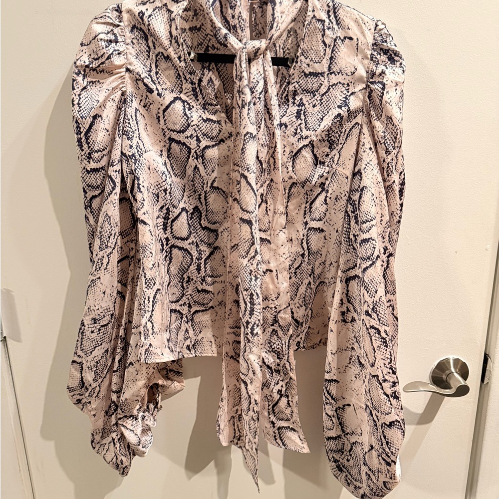 Very nice silky animal print, zipper on the side. Perfect for night.